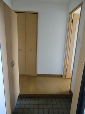ジョイスタカハシC棟の玄関