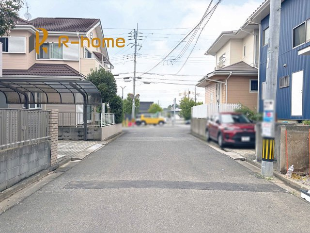 龍ケ崎市中根台第4　新築戸建て　2号棟の前面道路含む現地写真|周辺環境も併せて案内致します♪
閑静な住宅地で笑顔あふれる新生活！
ぜひ現地へお越しください♪