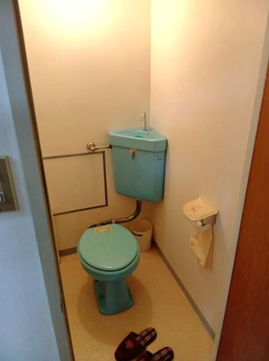 「全居室に収納あり」高知市鴨部1丁目　鏡川コーポＡ棟　中古マンションのトイレ|トイレやお風呂はブルー基調の爽やかな色合い♪