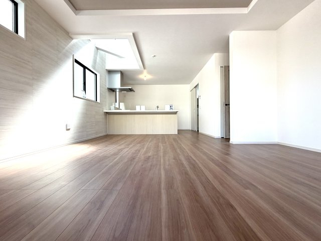 越谷市東越谷１５期１号棟リガーレ　新築戸建の居間・リビング|ダイニングテーブルやソファーを無理なく配置できる広々リビング。寛ぎの時間をゆったり過ごせます。