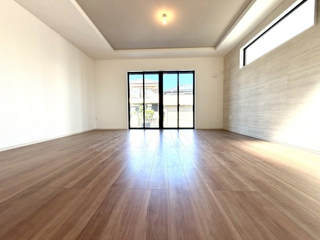 越谷市東越谷１５期１号棟リガーレ　新築戸建の居間・リビング|1日を通して柔らかな自然光が広がるリビング。お好みの家具で自分好みの空間づくりが楽しめます。