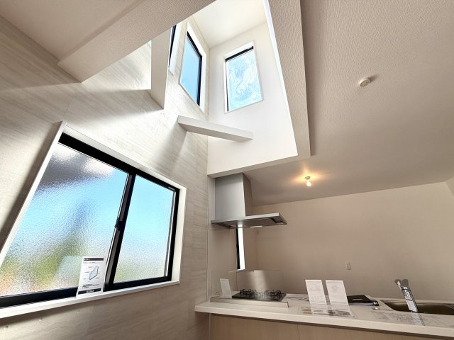 越谷市東越谷１５期１号棟リガーレ　新築戸建の居間・リビング|高い天井と広い窓が開放感を演出するリビング。どこにいても家族の気配を感じられる設計です。