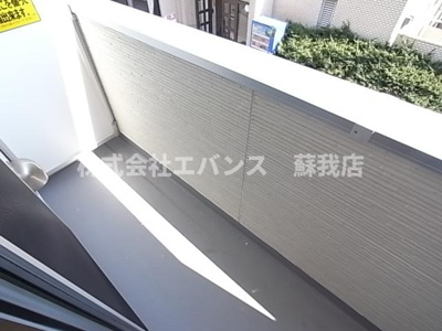 【バルコニー】 | ルミエールB棟 | 外からの目が気にならないバルコニーで洗濯物が干せます