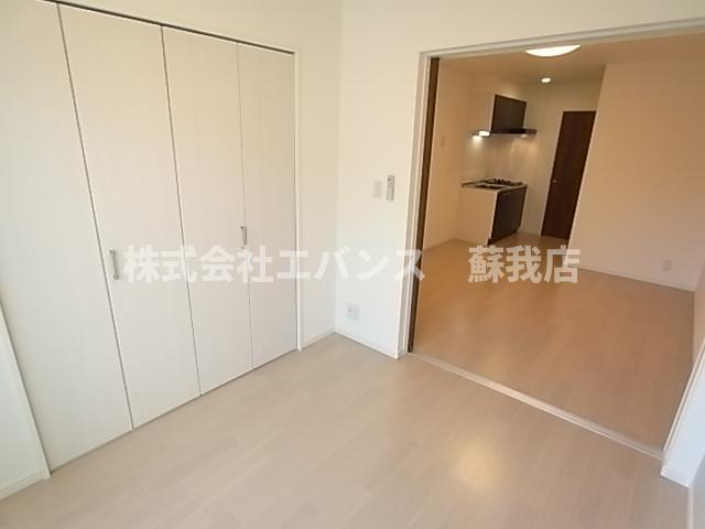 【寝室】 | ルミエールB棟 | 落ち着いた色調の寝室です