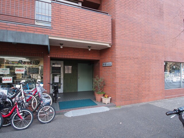 渋谷区代々木５丁目の賃貸マンションのエントランス