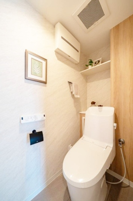 【トイレ】 | クラージュ御影 | トイレには快適な温水洗浄便座付き