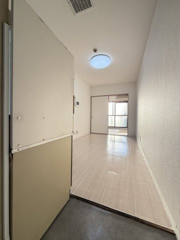 クリスタル長居の玄関