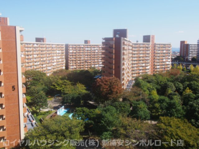 緑の多さと駅前立地を兼ねる美浜東エステート。