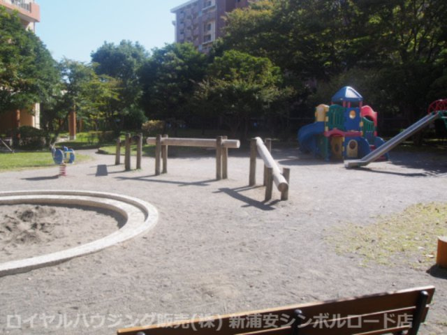敷地内公園。車道と公園が分かれておりお子様を遊ばせておいても安心です。