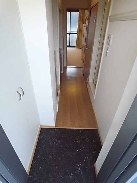 レオパレス鳴尾Bの玄関