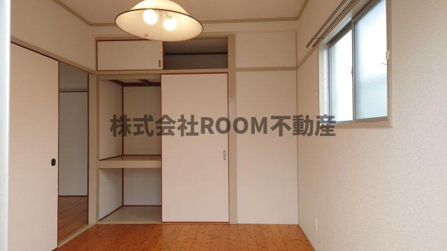 岡本ハイツの寝室|広くて明るい寝室