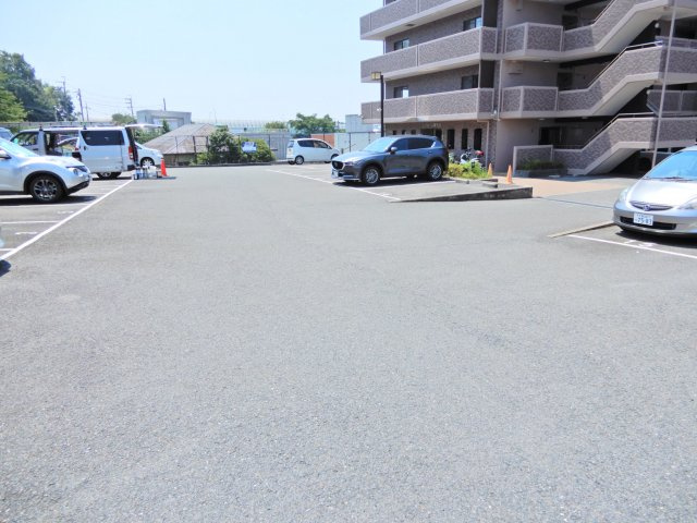 ラフォーレ南平台の駐車場