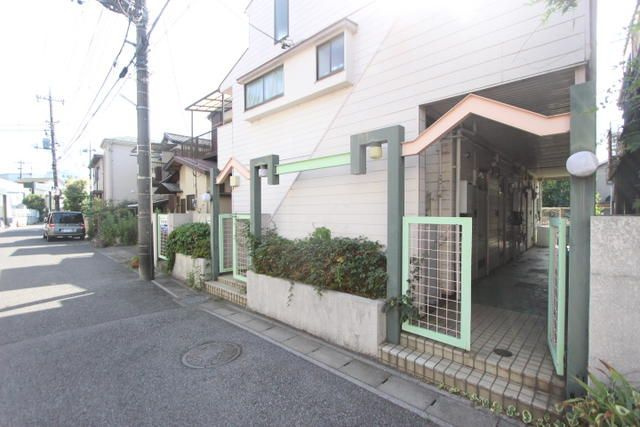 松戸市松戸のアパートのエントランス