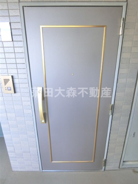 ルーブル千鳥町弐番館の玄関