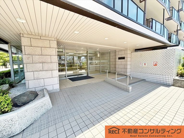 メガロコープ西宮Ⅱ1号棟の玄関