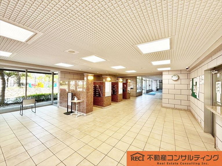 メガロコープ西宮Ⅱ1号棟のエントランス