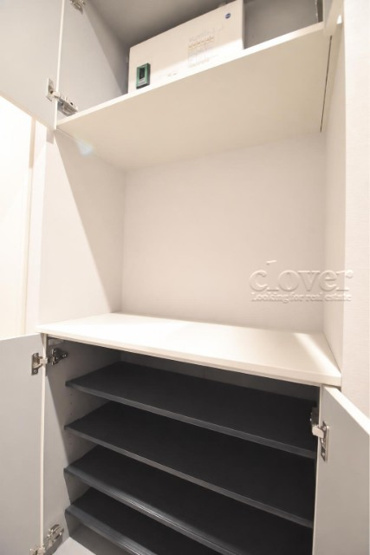 【収納】 | 日本橋アムフラット | 玄関に設置されたシューズボックス。ご家庭にある靴の収納が可能かどうか、ぜひチェックしてみてください。～即日のご見学可能～　お問合せはお気軽にどうぞ。