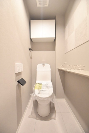 【トイレ】 | 日本橋アムフラット | 温水洗浄便座つき　上部に収納を備えたトイレです。自宅の中でも最もプライベートな空間だからこそ、ほしい「落ち着き」がここにあります。～即日のご見学可能～　お問合せはお気軽にどうぞ。