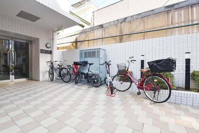 【駐輪場】 | 日本橋アムフラット | 自転車置き場。マンションの共用部にあたります。空きの有無や駐輪料金、各戸の台数制限などについては、改めてお問い合わせください。～即日のご見学可能～　お問合せはお気軽にどうぞ。