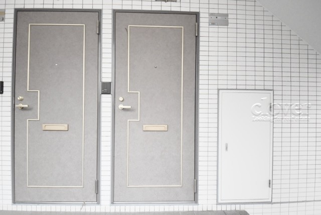 【その他共用部分】 | 日本橋アムフラット | 皆様をお迎えする、お部屋の玄関ドア。開けやすさや開放角度、ドアノブの操作しやすさや鍵の形状などを、現地で一度ご確認ください。～即日のご見学可能～　お問合せはお気軽にどうぞ。