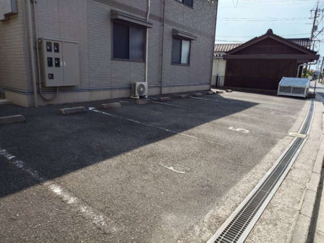 ジュネスKの駐車場