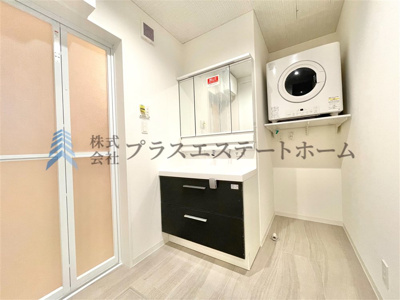 【独立洗面台】 | 長田区久保町10丁目　新築戸建 | 【同社施工事例】鏡裏とボウル下に収納スペースがあり、散らかりがちな洗面所もすっきりとお使いいただけます♪