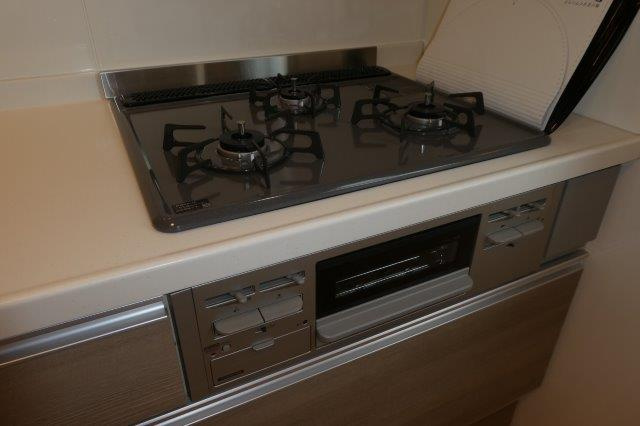 倉敷市真備町箭田のアパートのキッチン|3口ガスコンロ