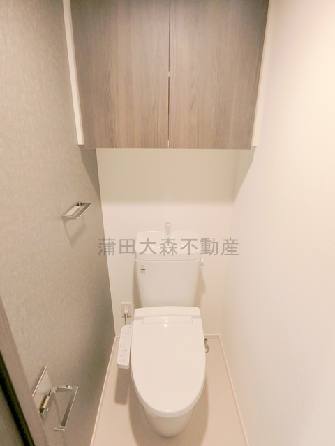ハーモニーレジデンス羽田天空橋のトイレ|吊戸棚と温水洗浄便座付きのトイレ　