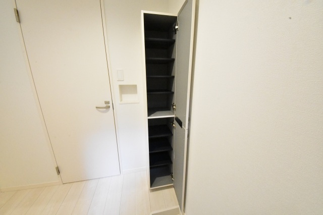 CB与野本町ストリアの玄関
