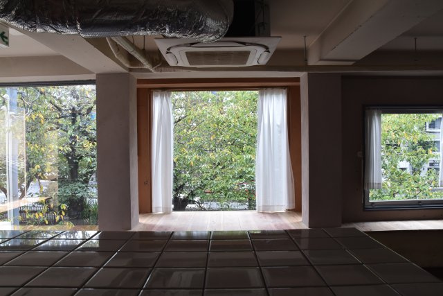 白川疏水沿い 窓辺で味わう、季節と一皿 の内装|春は桜が目の前に。