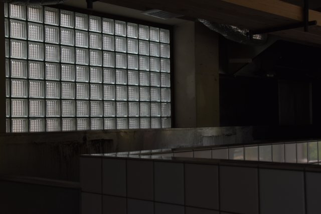 白川疏水沿い 窓辺で味わう、季節と一皿 の内装|ガラスブロックからの光も素敵です。