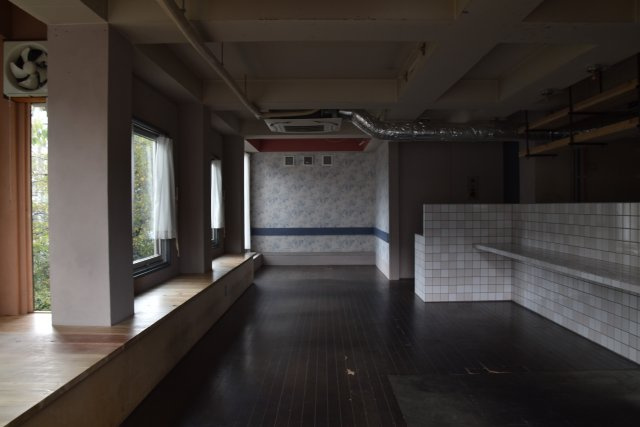 白川疏水沿い 窓辺で味わう、季節と一皿 の内装
