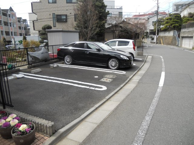 サンモール梶ヶ谷の駐車場