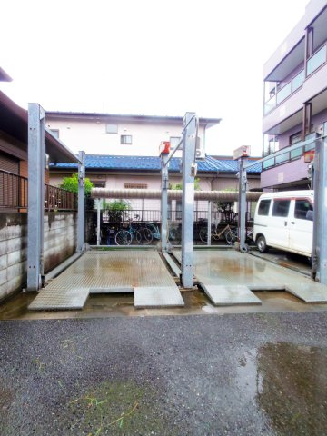 リファイン山加の駐車場