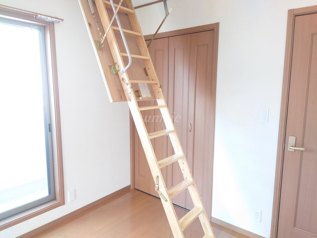Ｍａｉｓｏｎ　ｄ’Ｏｒ　赤羽の設備|屋根裏収納に上がる階段です☆