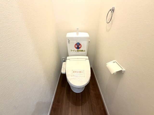 越谷市東大沢７期１号棟ケイアイグレース　新築戸建のトイレ|壁面やペーパーホルダーのデザインにもこだわった上質な空間。落ち着いた雰囲気が漂います。