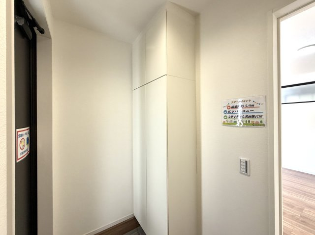 越谷市東大沢７期１号棟ケイアイグレース　新築戸建の玄関|扉裏にスリッパラックや小物入れを備えた賢い収納。必要なものをサッと取り出せて便利です。