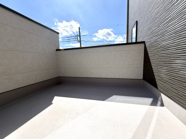 越谷市東大沢７期１号棟ケイアイグレース　新築戸建のバルコニー|ワイドスパン仕様で広々としたバルコニー。一度にたくさんの洗濯物や布団を干すことができます。