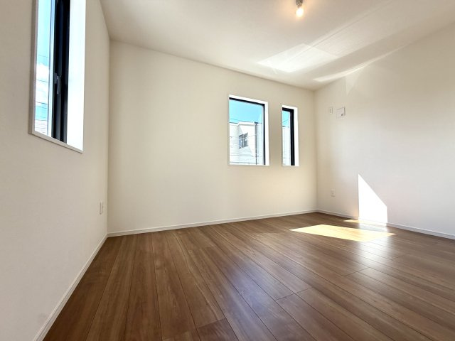 越谷市東大沢７期１号棟ケイアイグレース　新築戸建の洋室|統一感のあるナチュラルな内装デザイン。年齢や好みを問わず、長く心地よく使えるお部屋です。