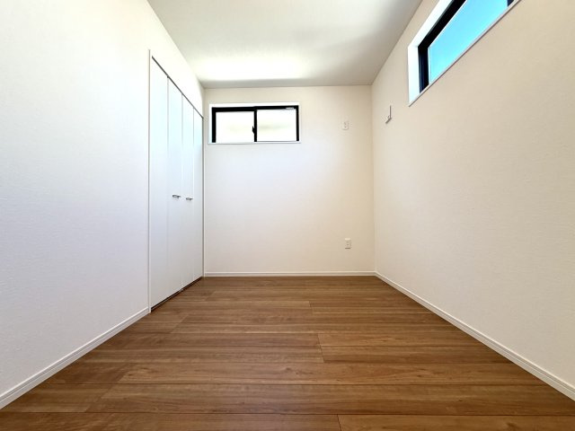 越谷市東大沢７期１号棟ケイアイグレース　新築戸建の洋室|主寝室としてゆったり使える十分な広さを確保。大型のベッドを置いても圧迫感なく寛げる空間です。