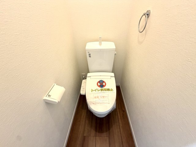 越谷市東大沢７期１号棟ケイアイグレース　新築戸建のトイレ|朝の通勤・通学前の「トイレ渋滞」を回避できる嬉しい2箇所設置。忙しい時間帯もゆとりが生まれます。