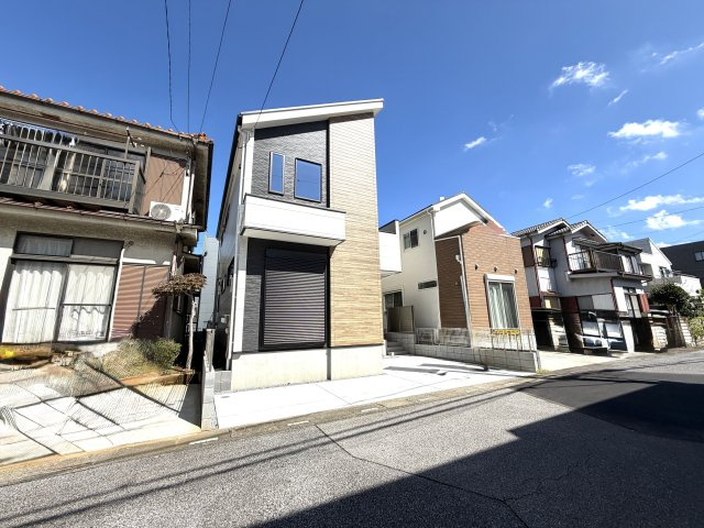 越谷市東大沢７期１号棟ケイアイグレース　新築戸建の外観|重厚感と清潔感を兼ね備えた美しい外装仕上げ。街並みの中でもひときわ存在感を放ちます。
