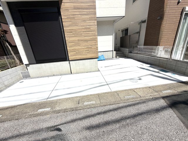 越谷市東大沢７期１号棟ケイアイグレース　新築戸建の駐車場|家族のライフスタイルの変化に合わせて柔軟に使える2台分の駐車エリア。来客時も安心してお出迎えできます。