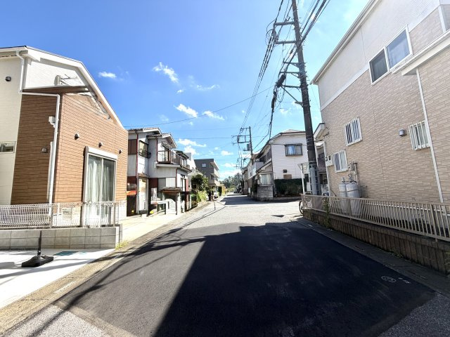 越谷市東大沢７期１号棟ケイアイグレース　新築戸建の前面道路含む現地写真|交通量が限られた安心感のある前面道路。お子様やペットとの散歩、毎日の通勤通学も安全に行えます。