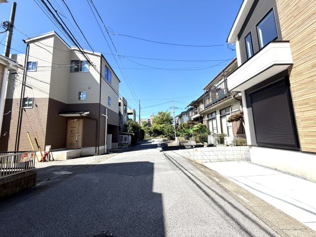越谷市東大沢７期１号棟ケイアイグレース　新築戸建の前面道路含む現地写真|前面道路の見通しが良く、車の駐車も安心して行えます。小さなお子様のいるご家庭も安心な住環境です。