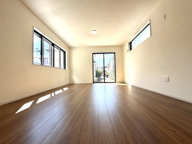 越谷市東大沢７期１号棟ケイアイグレース　新築戸建の居間・リビング|木のぬくもりが感じられる温かみのあるリビング。家族全員がのびのびと過ごせる広さを確保しています。