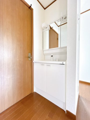 丹波市氷上町横田の中古一戸建の洗面所|2階