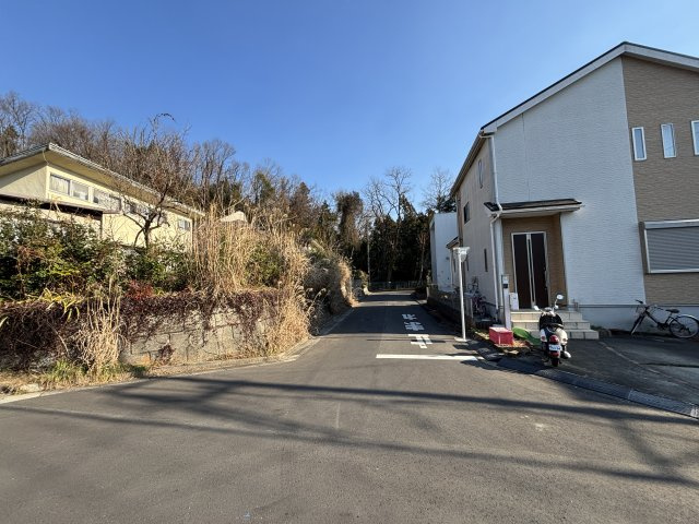 西寺方町　売地の前面道路含む現地写真|前面道路含む現地写真です。（西側公道幅員約5ｍ）