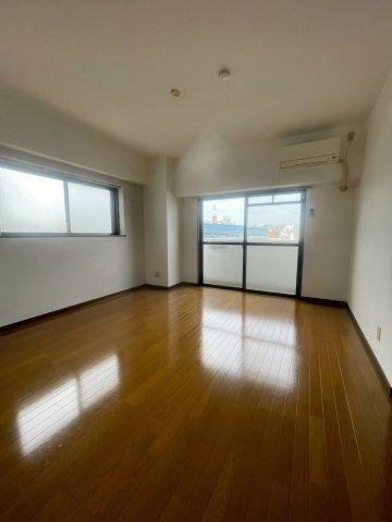 福岡市博多区築港本町の賃貸マンションの居間・リビング