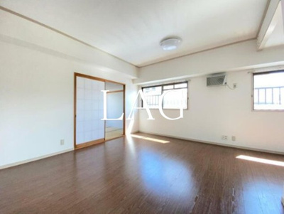 【居間・リビング】 | リバーサイドテラス | 洋室のお部屋です。